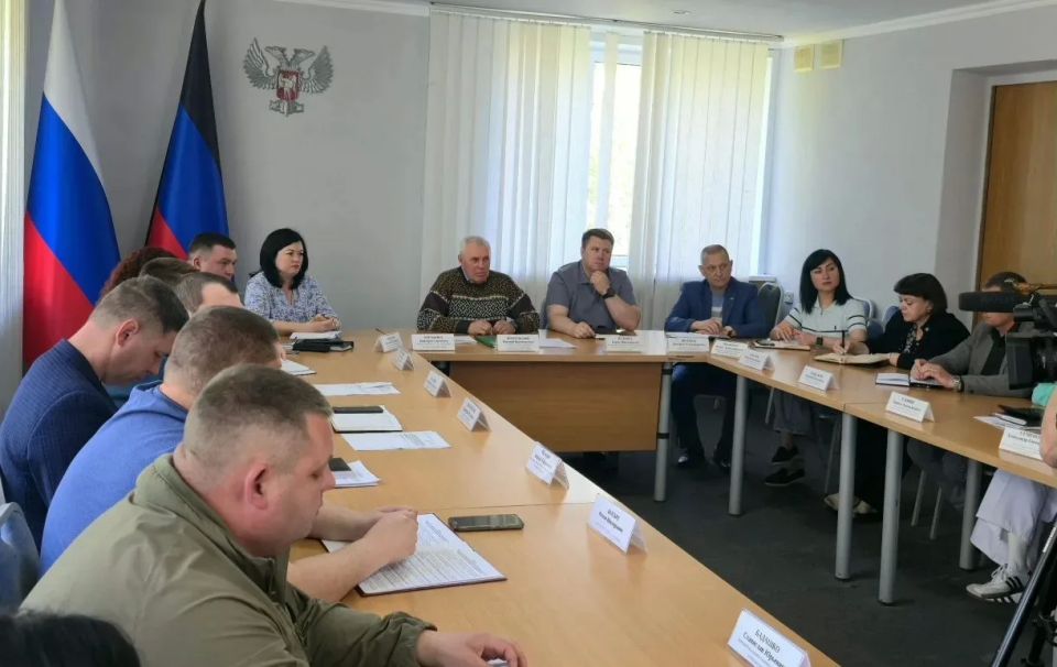 Дмитрий Огилец: В рамках своей депутатской деятельности принял участие в отчётно-установочном аппаратном совещании, под председательством главы администрации г.о.Харцызск Поплавского Евгения Валентиновича с участием... Дмитрий Огилец: В рамках своей депутатской деятельности принял участие в отчётно-установочном аппаратном совещании, под председательством главы администрации г.о.Харцызск Поплавского Евгения Валентиновича с участием...