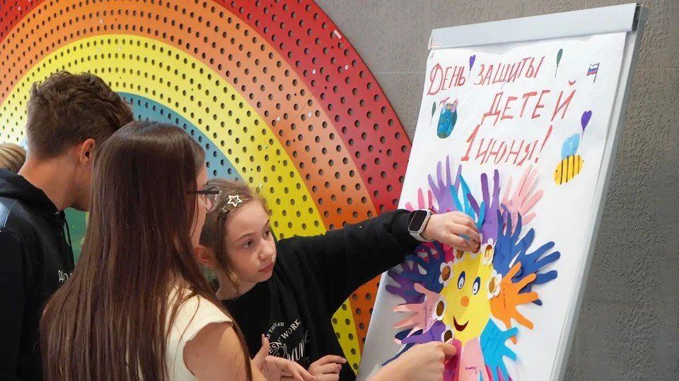 Мир детства в цветных ладошках: творческая мастерская Мир детства в цветных ладошках: творческая мастерская