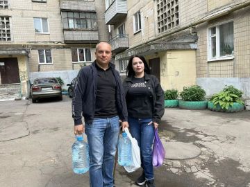 В Снежном депутаты навестили ветерана педагогического труда