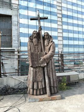 Во Владивостоке демонтируют памятник Кириллу и Мефодию