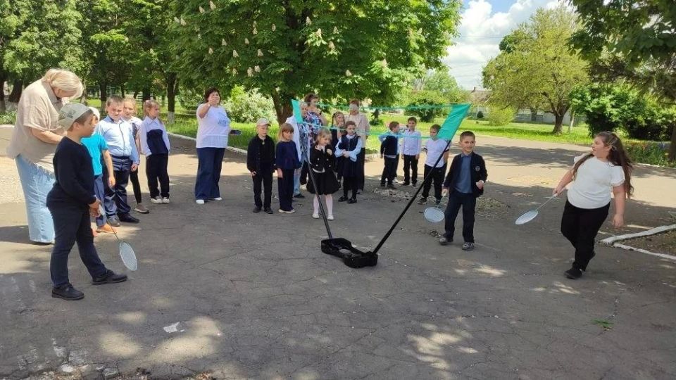 Сотрудники губкинской спортшколы «Олимп» передали школьникам Волновахского округа бадминтон