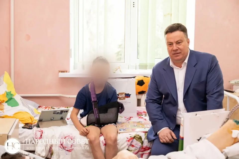 Константин Кузьмин: К Международному дню защиты детей посетил маленьких пациентов донецкой травмбольницы Константин Кузьмин: К Международному дню защиты детей посетил маленьких пациентов донецкой травмбольницы