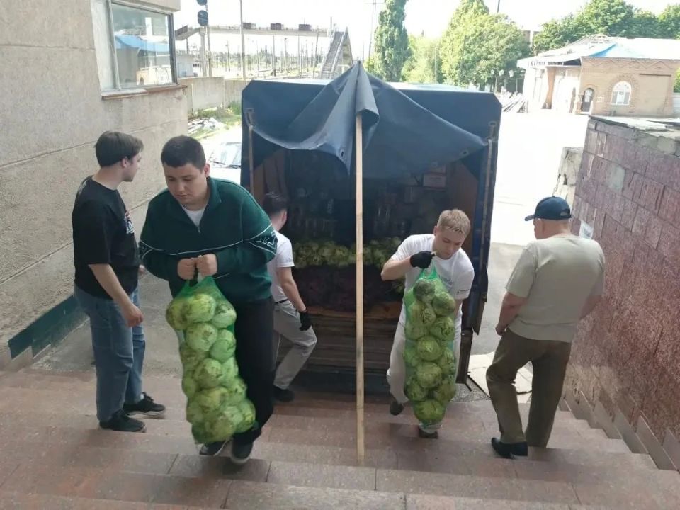 Денис Зубов: Помощь Иловайску. В рамках проекта «Мы Вместе» Всероссийской политической партии Единая Россия, при поддержки администрации городского округа Иловайск оказана адресная помощь от волонтерской группы «От сердца к... Денис Зубов: Помощь Иловайску. В рамках проекта «Мы Вместе» Всероссийской политической партии Единая Россия, при поддержки администрации городского округа Иловайск оказана адресная помощь от волонтерской группы «От сердца к...