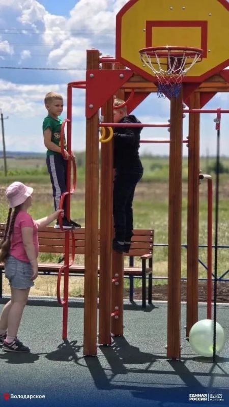 В с. Зелёный Яр Володарского муниципального округа состоялось торжественное открытие новой детской площадки, построенной в рамках Народной программы «Единой России» и государственной программы «Комплексное развитие сельских... В с. Зелёный Яр Володарского муниципального округа состоялось торжественное открытие новой детской площадки, построенной в рамках Народной программы «Единой России» и государственной программы «Комплексное развитие сельских...