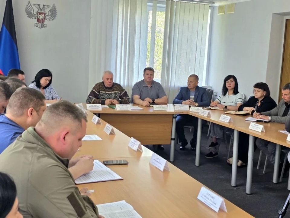 Дмитрий Огилец: В рамках своей депутатской деятельности принял участие в отчётно-установочном аппаратном совещании, под председательством главы администрации г.о.Харцызск Поплавского Евгения Валентиновича с участием... Дмитрий Огилец: В рамках своей депутатской деятельности принял участие в отчётно-установочном аппаратном совещании, под председательством главы администрации г.о.Харцызск Поплавского Евгения Валентиновича с участием...