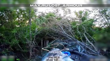 Уничтожение немецкого танка Leopard 1A5 при помощи ударов FPV-дронов на оптоволокне в районе Алексеево-Дружковки