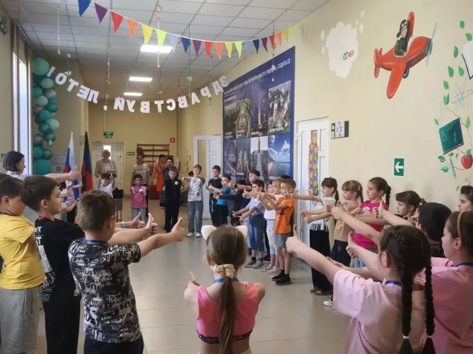 Сегодня, 2 июня, для юных жителей Мангушского муниципального округа начались долгожданные летние каникулы, и начались они с приятных и полезных событий Сегодня, 2 июня, для юных жителей Мангушского муниципального округа начались долгожданные летние каникулы, и начались они с приятных и полезных событий