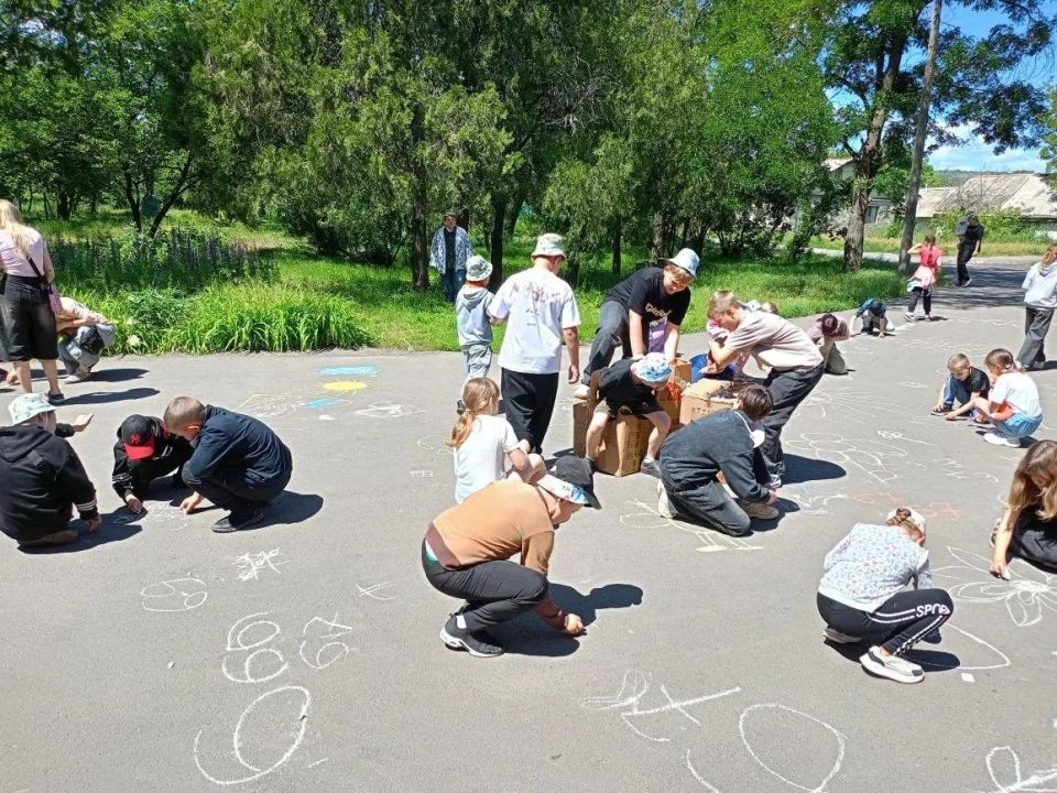 Рисовали солнце, цветы и сказочных персонажей: в Зуевке провели конкурс детских рисунков Рисовали солнце, цветы и сказочных персонажей: в Зуевке провели конкурс детских рисунков