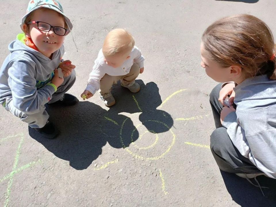 Рисовали солнце, цветы и сказочных персонажей: в Зуевке провели конкурс детских рисунков Рисовали солнце, цветы и сказочных персонажей: в Зуевке провели конкурс детских рисунков