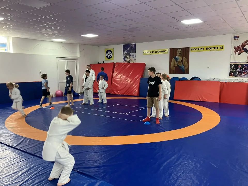 В МКУДО «Володарская спортивная школа» состоялся соревновательно-игровой день между младшими спортсменами отделений вольной борьбы и дзюдо в рамках партийного проекта «Выбор сильных»