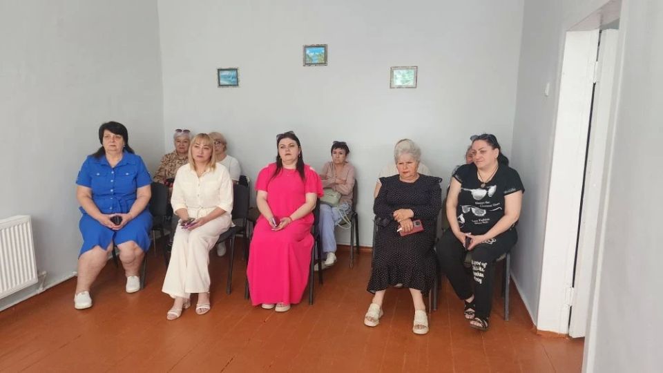 Заведующий Петровским территориальным сектором Ирина Матвеева встретилась с жителями села Петровское Заведующий Петровским территориальным сектором Ирина Матвеева встретилась с жителями села Петровское