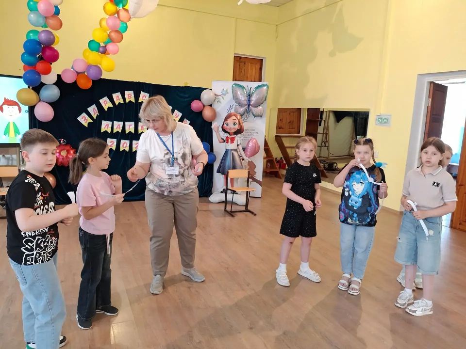 Сегодня, 3 июня, специалисты центра занятости провели профориентационное мероприятие «Старт в профессию: мечтай, пробуй, выбирай», приуроченное к Международному дню защиты детей, для 30 детей из пришкольного лагеря школы № 1... Сегодня, 3 июня, специалисты центра занятости провели профориентационное мероприятие «Старт в профессию: мечтай, пробуй, выбирай», приуроченное к Международному дню защиты детей, для 30 детей из пришкольного лагеря школы № 1...