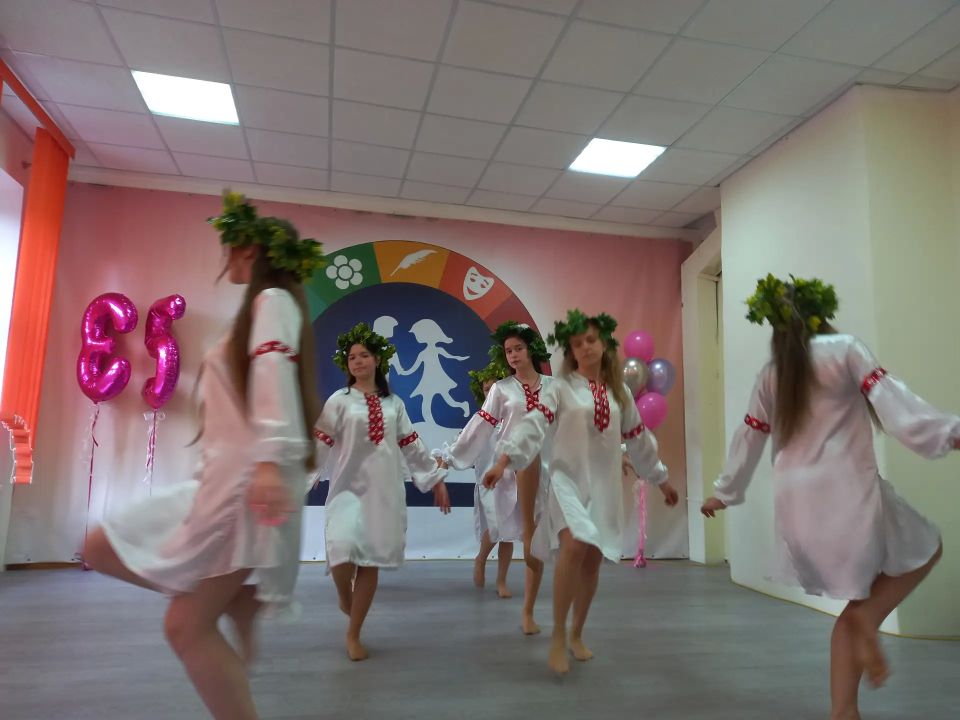 ДДЮТ Ясиноватой – 35 лет. Вечно юный, живущий в атмосфере творчества, вдохновения и детской фантазии, за три с половиной десятилетия Дом детского и юношеского творчества стал вторым домом для сотен, если не тысяч мальчишек и... ДДЮТ Ясиноватой – 35 лет. Вечно юный, живущий в атмосфере творчества, вдохновения и детской фантазии, за три с половиной десятилетия Дом детского и юношеского творчества стал вторым домом для сотен, если не тысяч мальчишек и...