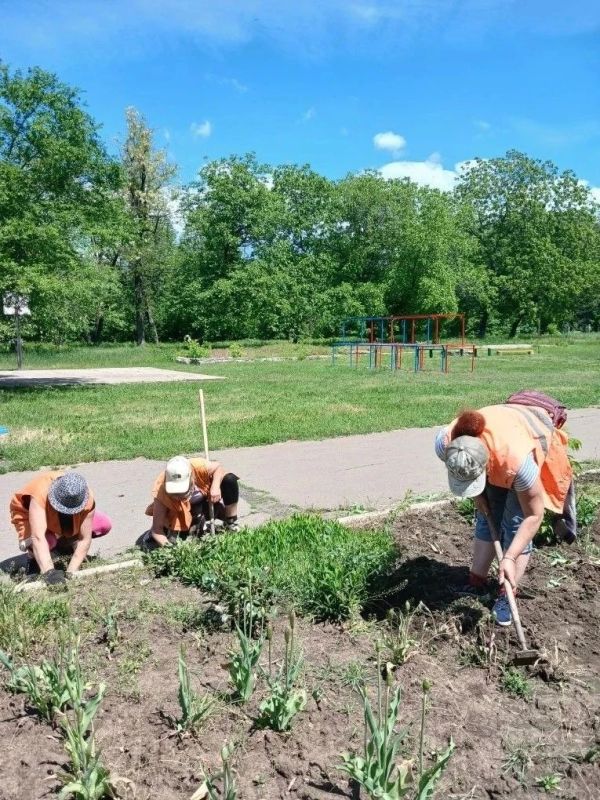 Коммунальщики Снежного продолжают благоустраивать территории общего пользования Коммунальщики Снежного продолжают благоустраивать территории общего пользования