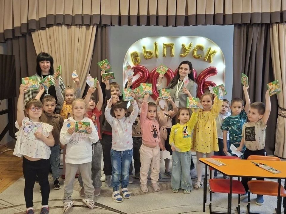 Лето — это солнце, смех, беззаботный бег по двору и, конечно, особое настроение