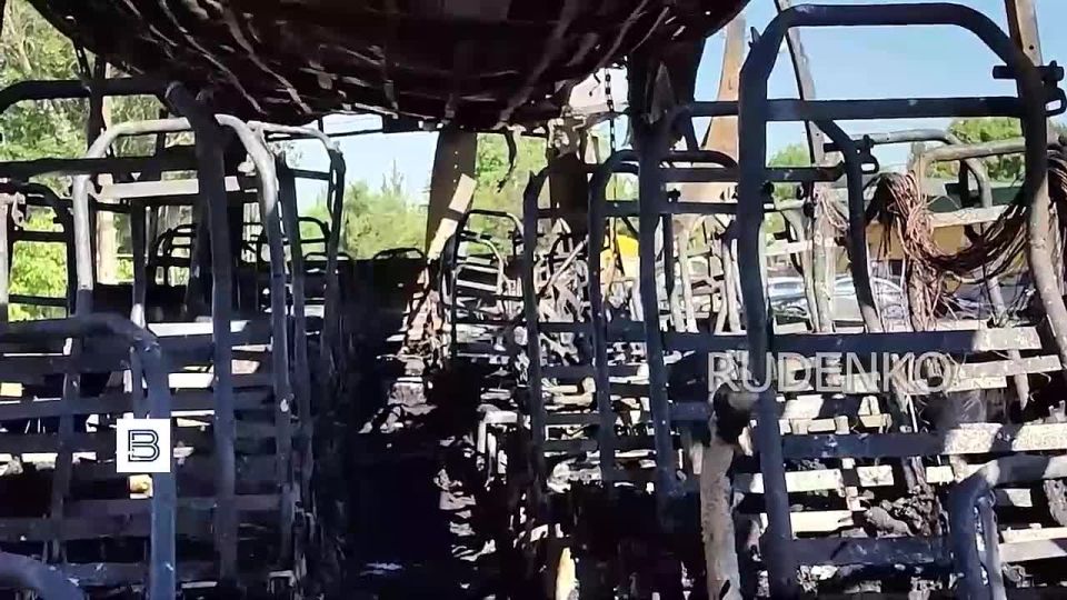 Кадры последствий атаки беспилотника ВСУ на рейсовый автобус в Енакиеве в ДНР показал военкор ИС "Вести" Андрей Руденко