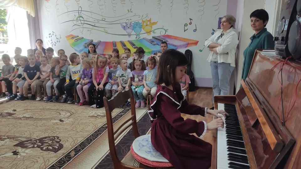 3 июня преподаватели Зугрэсской детской школы искусств Савчук Татьяна Вячеславовна и Фуч Инна Григорьевна с учащимися своих классов посетили с концертной программой "Мелодии лета" воспитанников детского сада "Сказка" 3 июня преподаватели Зугрэсской детской школы искусств Савчук Татьяна Вячеславовна и Фуч Инна Григорьевна с учащимися своих классов посетили с концертной программой "Мелодии лета" воспитанников детского сада "Сказка"