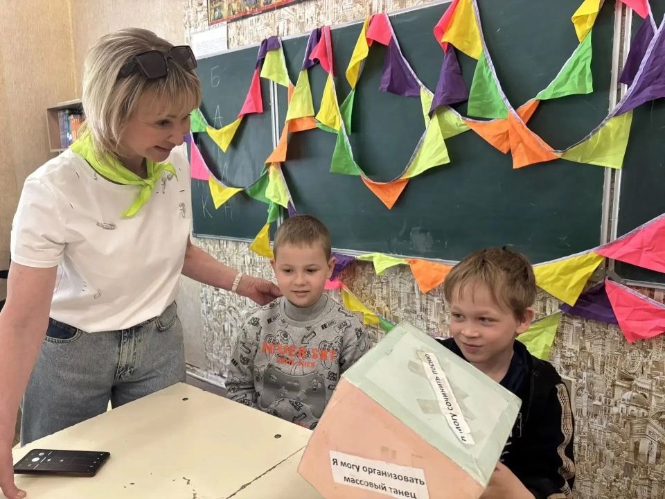 В ГБОУ «Гимназия г.о. Торез» состоялось торжественное открытие пришкольного летнего лагеря «Улыбка» В ГБОУ «Гимназия г.о. Торез» состоялось торжественное открытие пришкольного летнего лагеря «Улыбка»