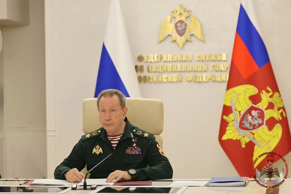 Директор Федеральной службы войск национальной гвардии Российской Федерации Герой России генерал армии Виктор Золотов в режиме видеоконференции провёл рабочее совещание с командующими группировками ведомства, выполняющими...