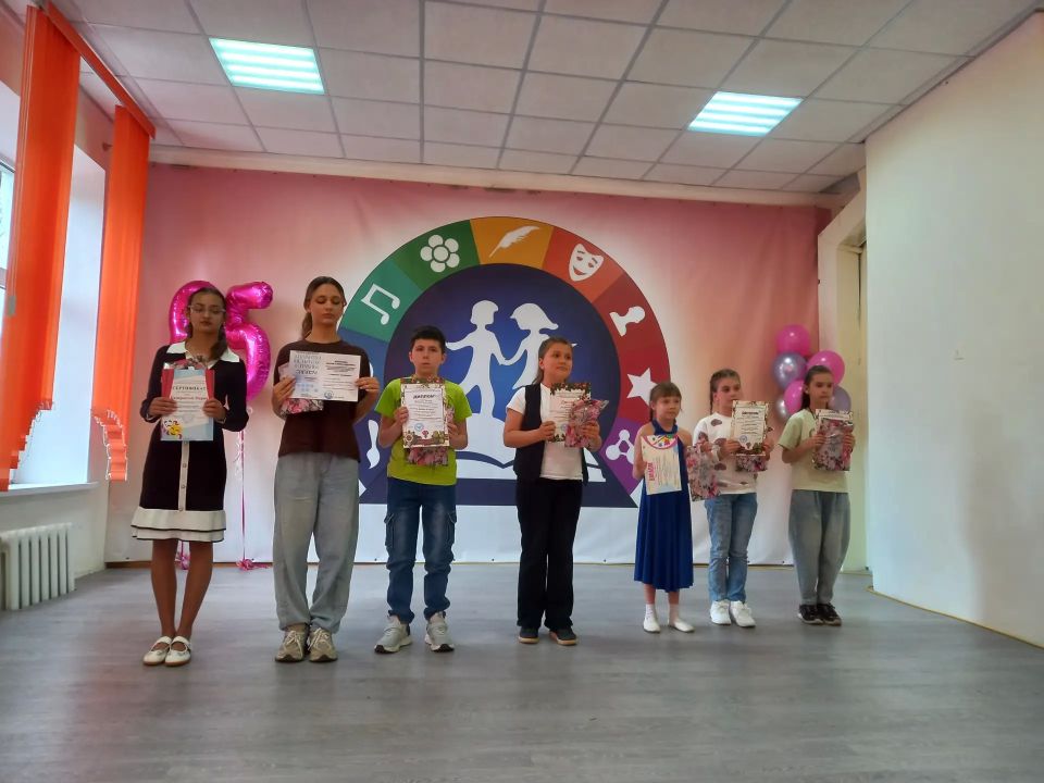 ДДЮТ Ясиноватой – 35 лет. Вечно юный, живущий в атмосфере творчества, вдохновения и детской фантазии, за три с половиной десятилетия Дом детского и юношеского творчества стал вторым домом для сотен, если не тысяч мальчишек и... ДДЮТ Ясиноватой – 35 лет. Вечно юный, живущий в атмосфере творчества, вдохновения и детской фантазии, за три с половиной десятилетия Дом детского и юношеского творчества стал вторым домом для сотен, если не тысяч мальчишек и...