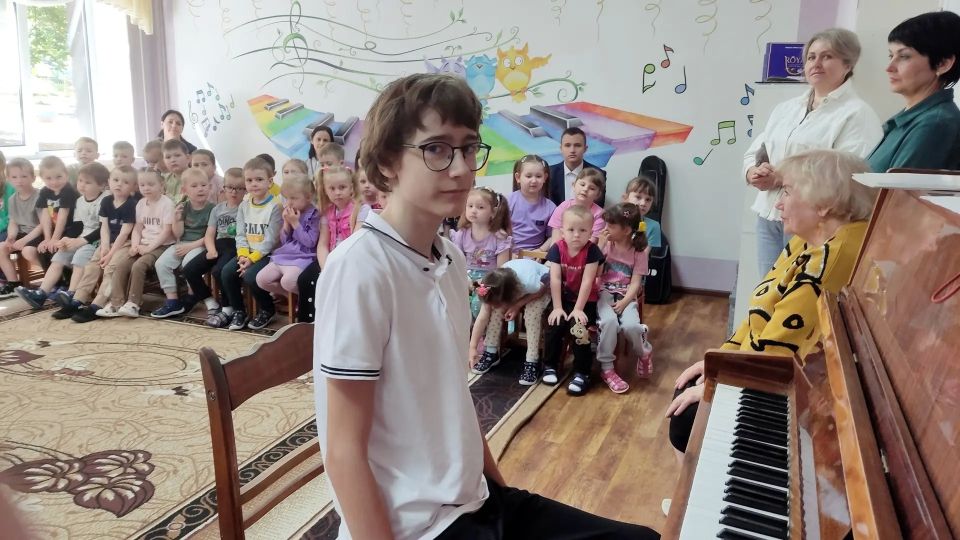 3 июня преподаватели Зугрэсской детской школы искусств Савчук Татьяна Вячеславовна и Фуч Инна Григорьевна с учащимися своих классов посетили с концертной программой "Мелодии лета" воспитанников детского сада "Сказка" 3 июня преподаватели Зугрэсской детской школы искусств Савчук Татьяна Вячеславовна и Фуч Инна Григорьевна с учащимися своих классов посетили с концертной программой "Мелодии лета" воспитанников детского сада "Сказка"