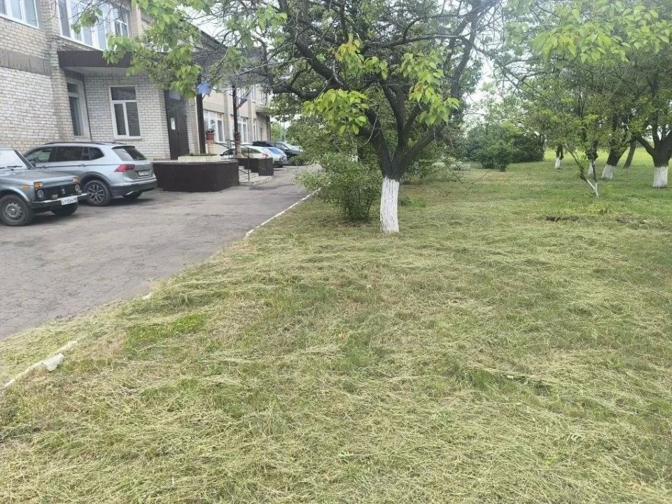 В Шахтерском округе продолжается покос травы В Шахтерском округе продолжается покос травы