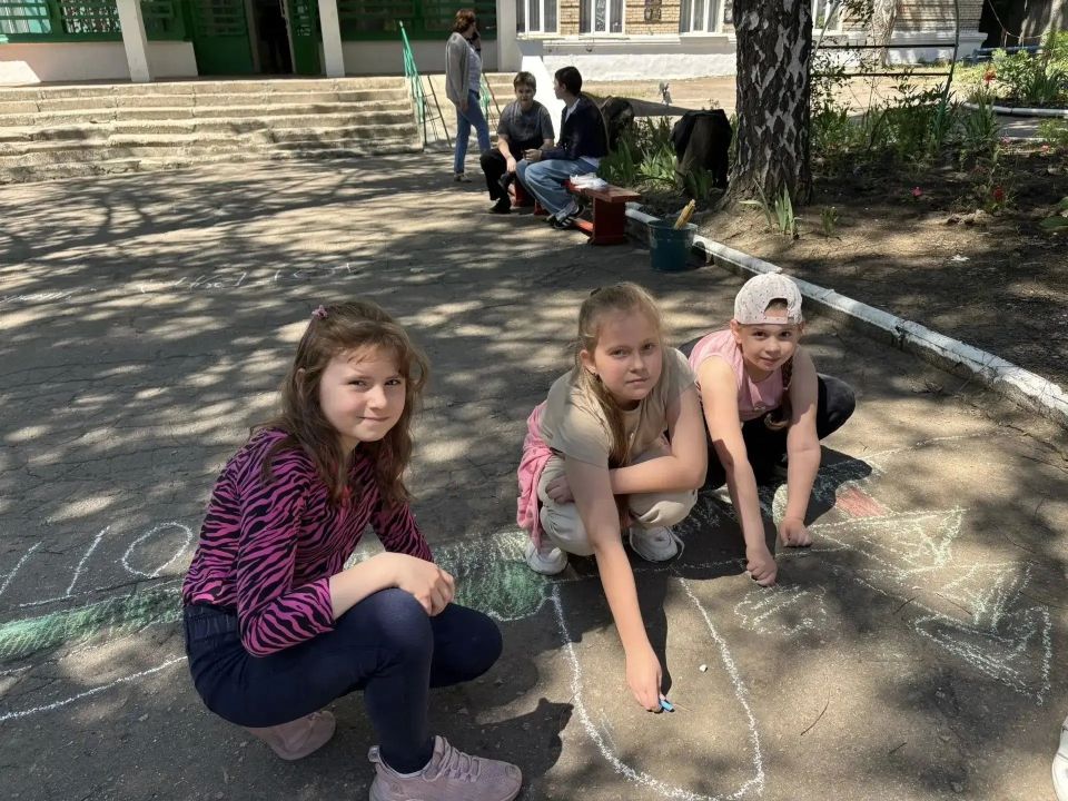 В ГБОУ «Гимназия г.о. Торез» состоялось торжественное открытие пришкольного летнего лагеря «Улыбка» В ГБОУ «Гимназия г.о. Торез» состоялось торжественное открытие пришкольного летнего лагеря «Улыбка»