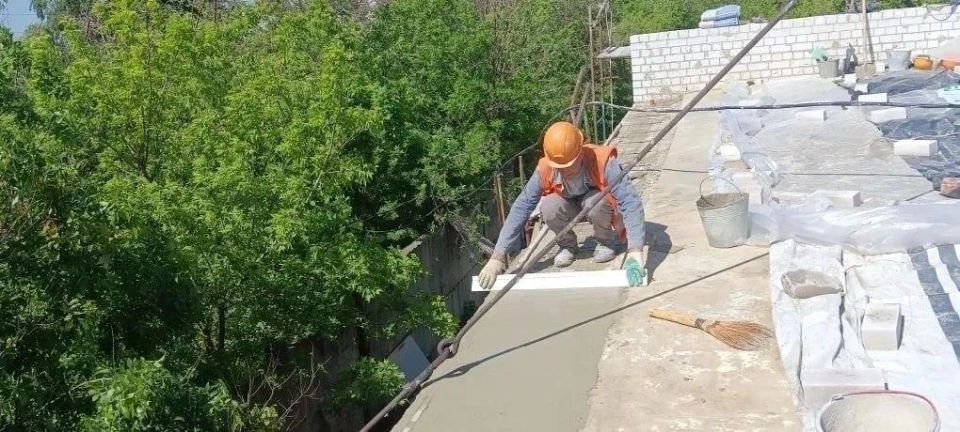 Строители из Хабаровского края защитили крышу от протечек на ВНС «Хлораторная» в Дебальцево