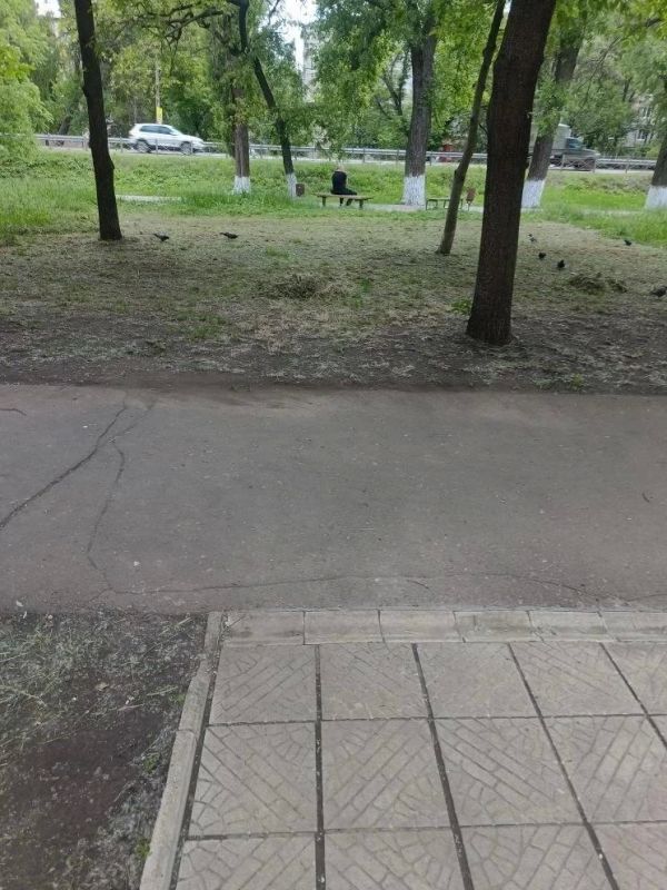В Шахтерском округе продолжается покос травы В Шахтерском округе продолжается покос травы