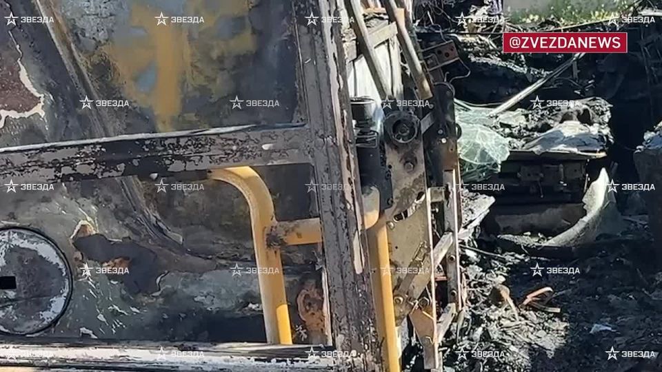 Первые кадры с места удара ВСУ по рейсовому автобусу Москва-Симферополь в Енакиево в ДНР