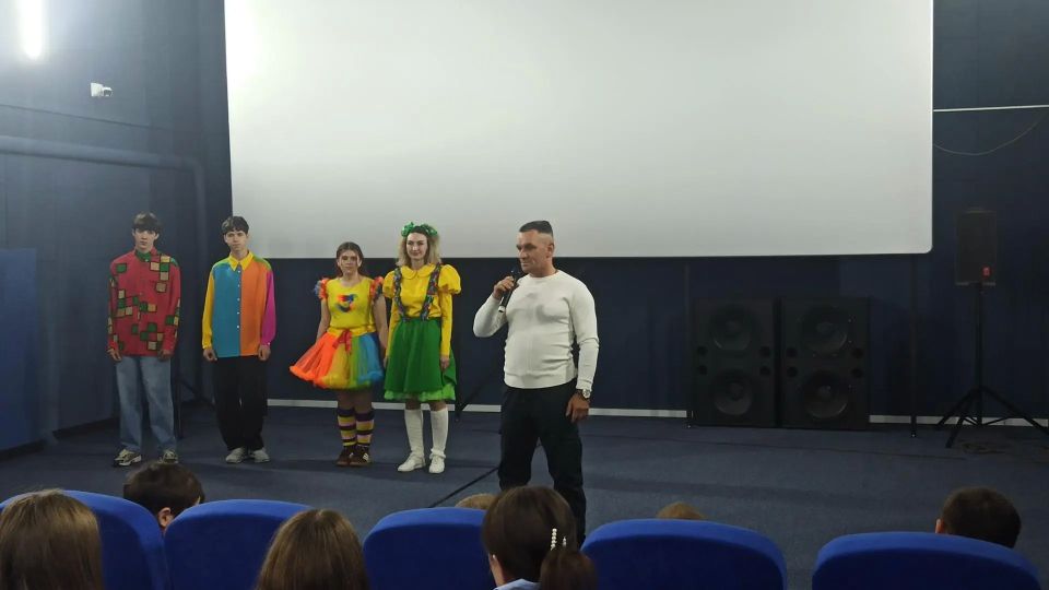 В Старобешевском муниципальном округе прошла праздничная программа для детей из пришкольного лагеря В Старобешевском муниципальном округе прошла праздничная программа для детей из пришкольного лагеря