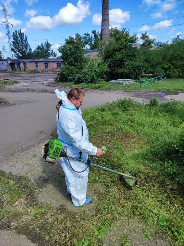 В Шахтерском округе продолжается покос травы В Шахтерском округе продолжается покос травы