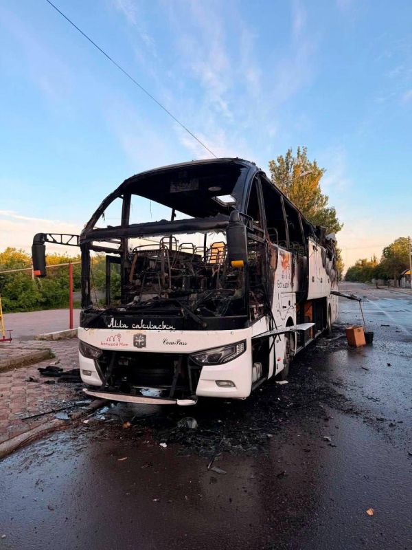 ВСУ целенаправленно ударили дроном по автобусу Москва - Симферополь в районе Енакиево ВСУ целенаправленно ударили дроном по автобусу Москва - Симферополь в районе Енакиево