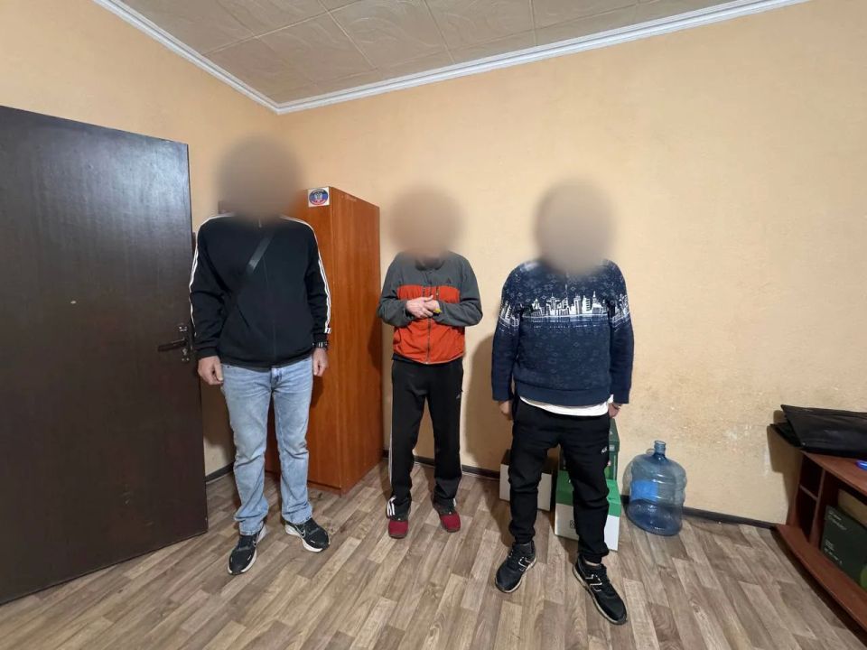 Стражи правопорядка задержали жителя Донецка, который ударил соседа ножом Стражи правопорядка задержали жителя Донецка, который ударил соседа ножом
