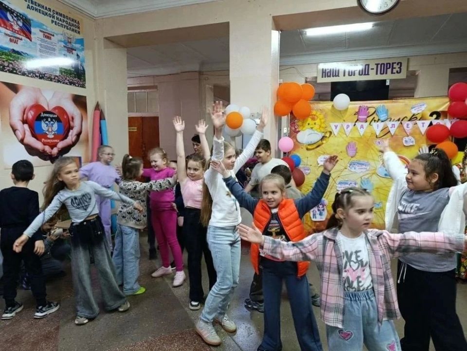 В ГБОУ «Гимназия г.о. Торез» состоялось торжественное открытие пришкольного летнего лагеря «Улыбка»