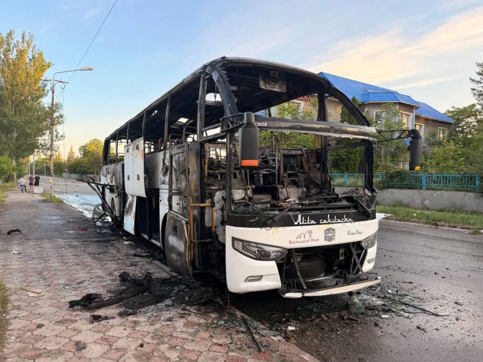 Опубликованы кадры разбитого ударом украинского дрона рейсового автобуса "Москва – Симферополь" в ДНР Опубликованы кадры разбитого ударом украинского дрона рейсового автобуса "Москва – Симферополь" в ДНР
