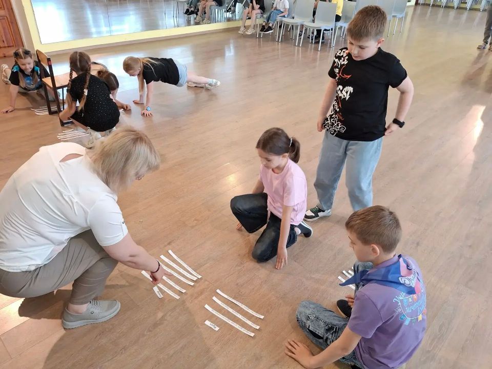 Сегодня, 3 июня, специалисты центра занятости провели профориентационное мероприятие «Старт в профессию: мечтай, пробуй, выбирай», приуроченное к Международному дню защиты детей, для 30 детей из пришкольного лагеря школы № 1... Сегодня, 3 июня, специалисты центра занятости провели профориентационное мероприятие «Старт в профессию: мечтай, пробуй, выбирай», приуроченное к Международному дню защиты детей, для 30 детей из пришкольного лагеря школы № 1...