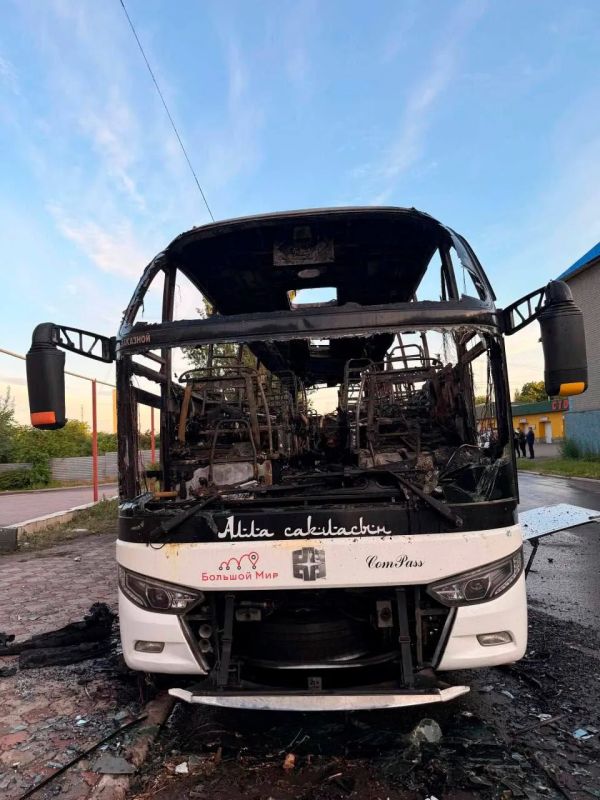 ВСУ атаковали дроном рейсовый автобус "Москва - Симферополь" в Енакиево, предварительно погибли семь человек, еще 11 ранены ВСУ атаковали дроном рейсовый автобус "Москва - Симферополь" в Енакиево, предварительно погибли семь человек, еще 11 ранены