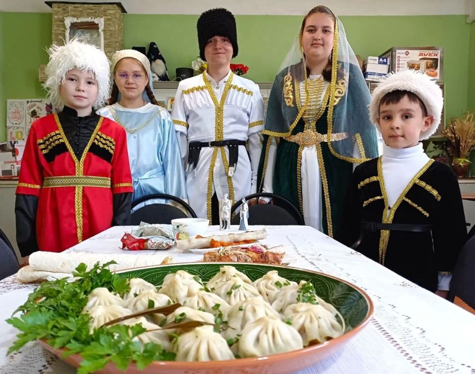 В Снежном проведен квест «Знакомство с народами России» В Снежном проведен квест «Знакомство с народами России»