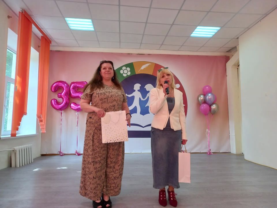 ДДЮТ Ясиноватой – 35 лет. Вечно юный, живущий в атмосфере творчества, вдохновения и детской фантазии, за три с половиной десятилетия Дом детского и юношеского творчества стал вторым домом для сотен, если не тысяч мальчишек и... ДДЮТ Ясиноватой – 35 лет. Вечно юный, живущий в атмосфере творчества, вдохновения и детской фантазии, за три с половиной десятилетия Дом детского и юношеского творчества стал вторым домом для сотен, если не тысяч мальчишек и...