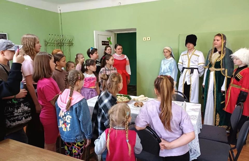 В Снежном проведен квест «Знакомство с народами России» В Снежном проведен квест «Знакомство с народами России»
