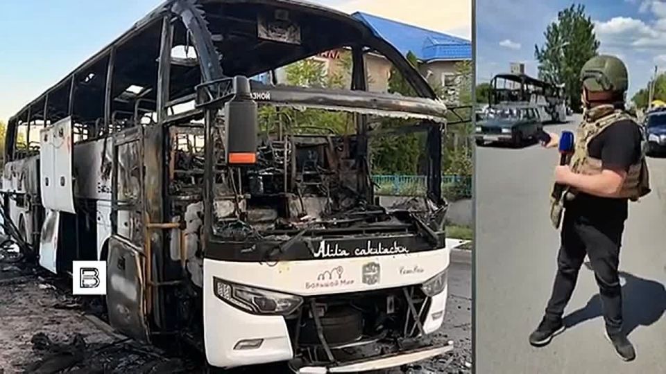 ВСУ целенаправленно ударили по рейсовому автобусу Москва - Симферополь в Енакиево в ДНР, беспилотник долго преследовал цель, сообщил корреспондент ИС "Вести"