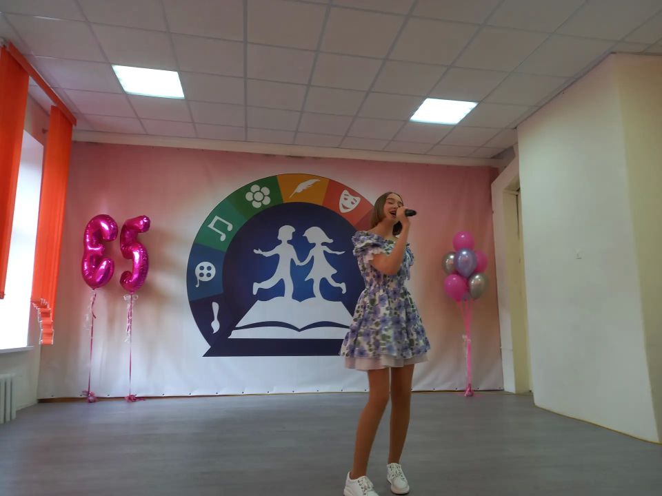 ДДЮТ Ясиноватой – 35 лет. Вечно юный, живущий в атмосфере творчества, вдохновения и детской фантазии, за три с половиной десятилетия Дом детского и юношеского творчества стал вторым домом для сотен, если не тысяч мальчишек и... ДДЮТ Ясиноватой – 35 лет. Вечно юный, живущий в атмосфере творчества, вдохновения и детской фантазии, за три с половиной десятилетия Дом детского и юношеского творчества стал вторым домом для сотен, если не тысяч мальчишек и...