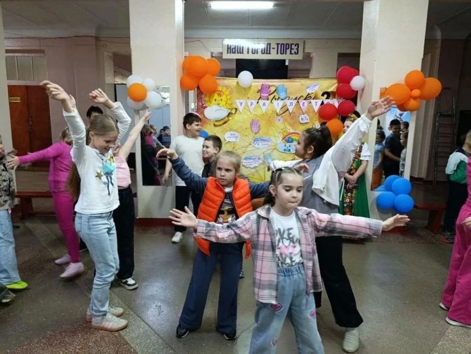В ГБОУ «Гимназия г.о. Торез» состоялось торжественное открытие пришкольного летнего лагеря «Улыбка» В ГБОУ «Гимназия г.о. Торез» состоялось торжественное открытие пришкольного летнего лагеря «Улыбка»