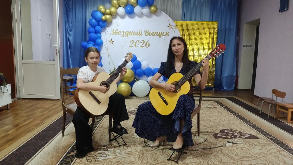 3 июня преподаватели Зугрэсской детской школы искусств Савчук Татьяна Вячеславовна и Фуч Инна Григорьевна с учащимися своих классов посетили с концертной программой "Мелодии лета" воспитанников детского сада "Сказка" 3 июня преподаватели Зугрэсской детской школы искусств Савчук Татьяна Вячеславовна и Фуч Инна Григорьевна с учащимися своих классов посетили с концертной программой "Мелодии лета" воспитанников детского сада "Сказка"