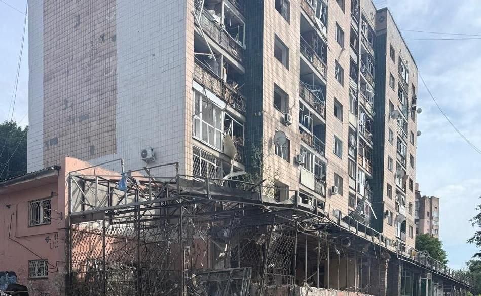 Противник заявляет, что в Краматорске в результате сегодняшних ударов, помимо поражения военной и логистической инфраструктуры, зацепило жилую многоэтажку