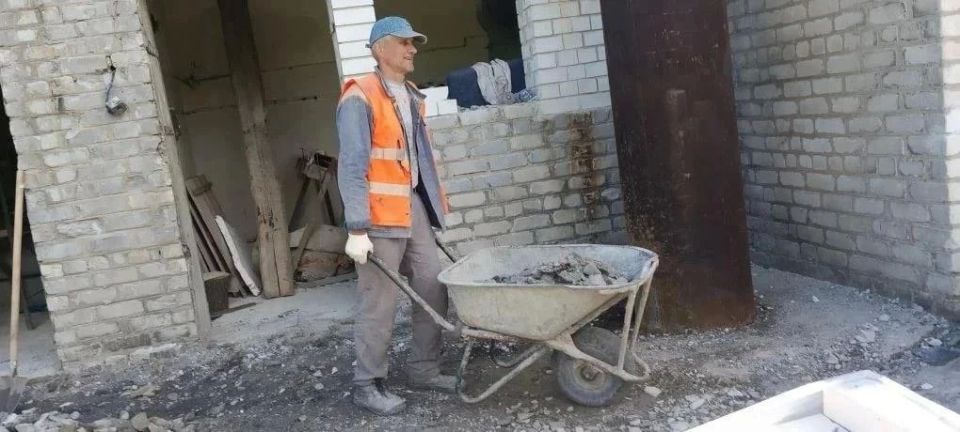 Строители из Хабаровского края защитили крышу от протечек на ВНС «Хлораторная» в Дебальцево Строители из Хабаровского края защитили крышу от протечек на ВНС «Хлораторная» в Дебальцево
