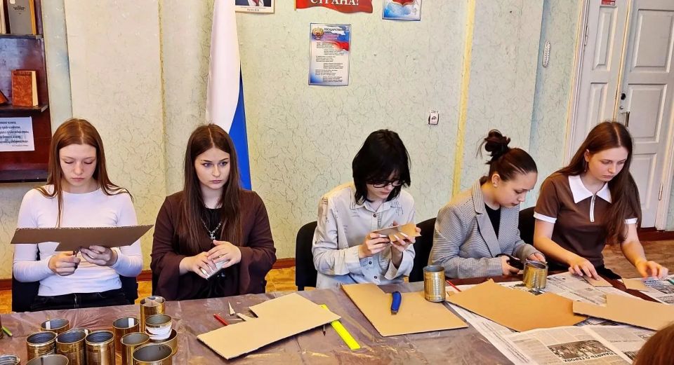 Мастер-класс по изготовлению окопных свечей: активисты Тореза поддерживают фронт Мастер-класс по изготовлению окопных свечей: активисты Тореза поддерживают фронт