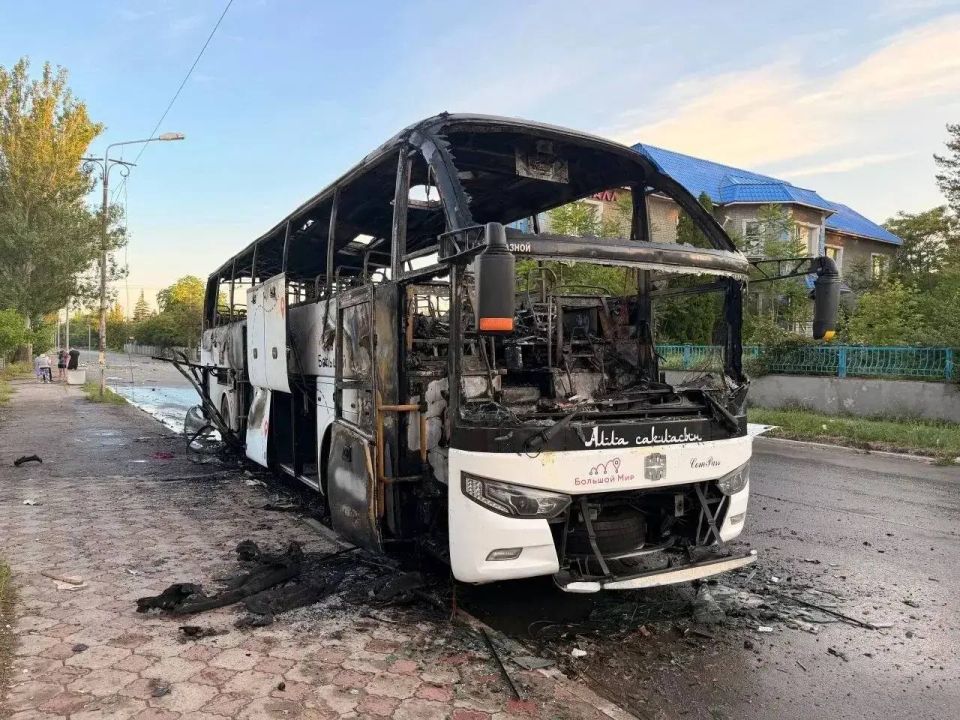 Первые фото с места удара ВСУ по рейсовому автобусу Москва-Симферополь в городе Енакиево публикуют местные ТГ-каналы Первые фото с места удара ВСУ по рейсовому автобусу Москва-Симферополь в городе Енакиево публикуют местные ТГ-каналы