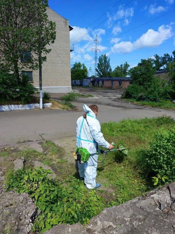 В Шахтерском округе продолжается покос травы В Шахтерском округе продолжается покос травы